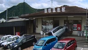 山口市湯田温泉駅　踏み間違いで車が飛び込む瞬間